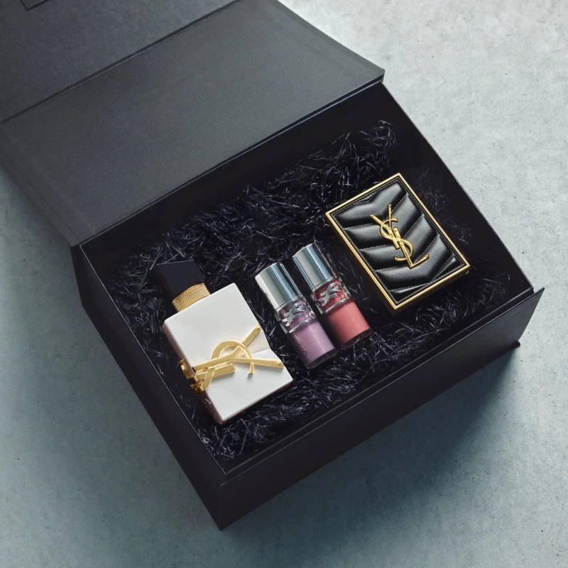 YSLの特別なギフトボックスに収められたコスメ
