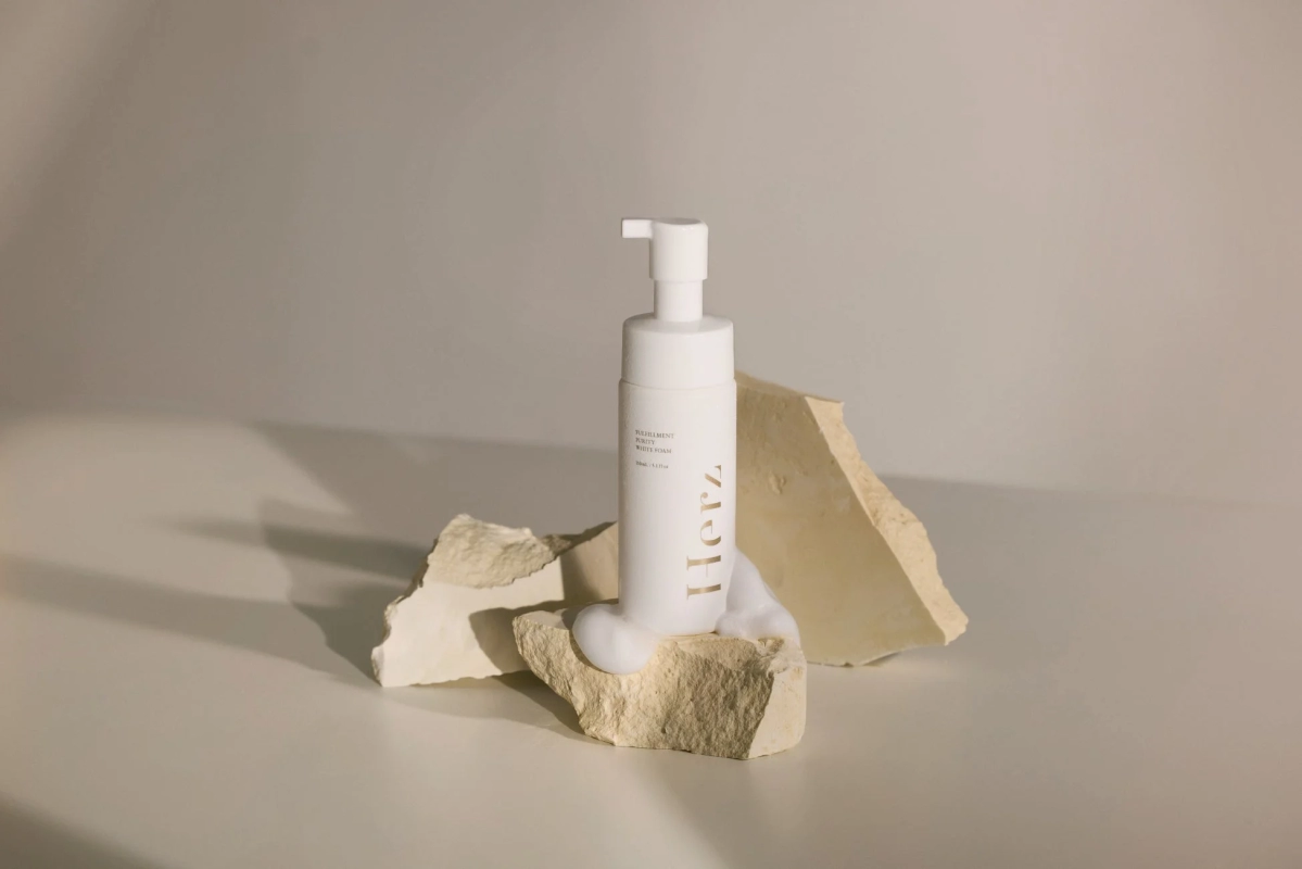 洗顔料ボトルと泡の製品写真