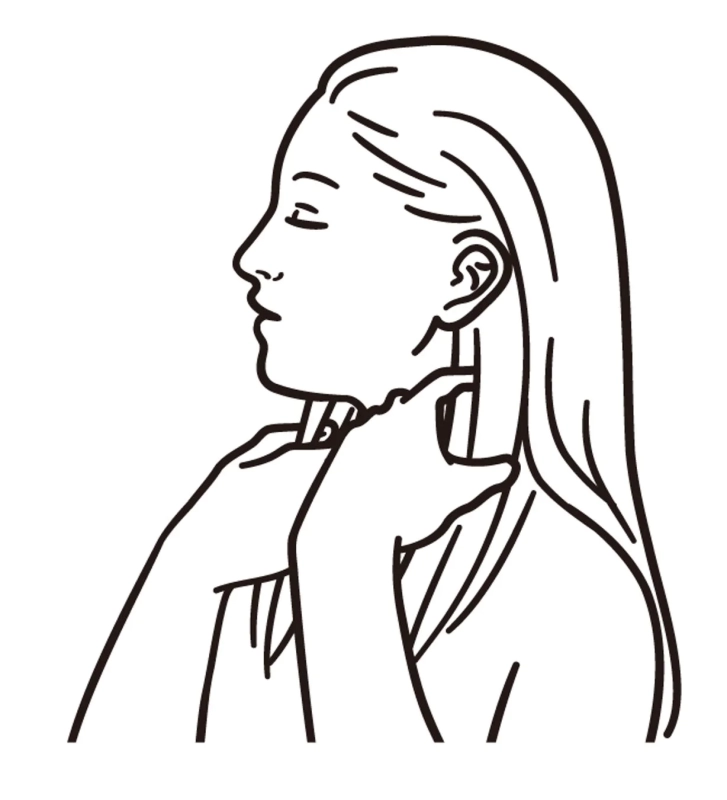 首元をマッサージする女性