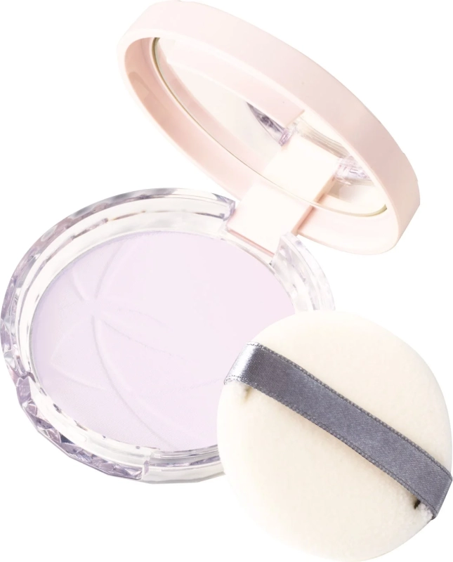 淡いピンクの蓋と透明な底のコンパクトパウダーが開いており、ラベンダー色のプレストパウダーが見えます。隣にはグレーのリボンが付いた白いパフが置かれています。清潔感のある白い背景で撮影された、化粧品のイメージです。