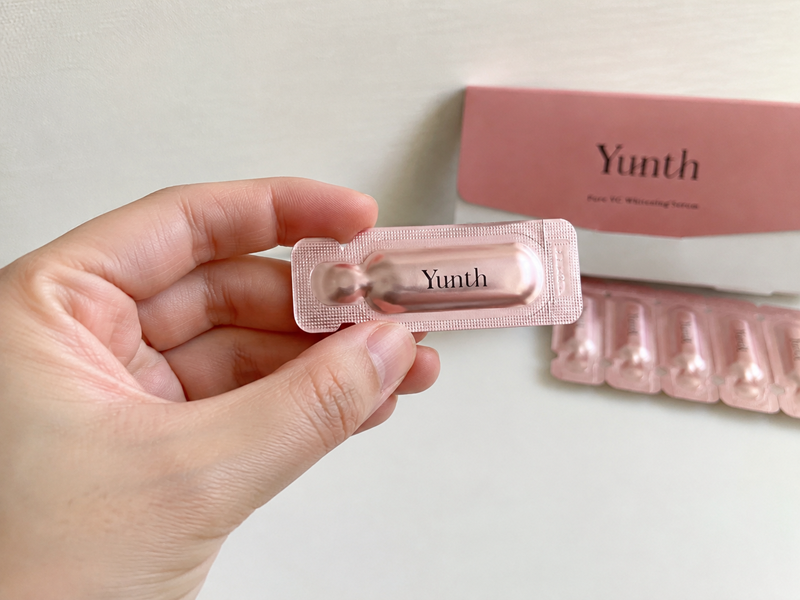 Yunth 生VC美白美容液の1包を手に持ったところ